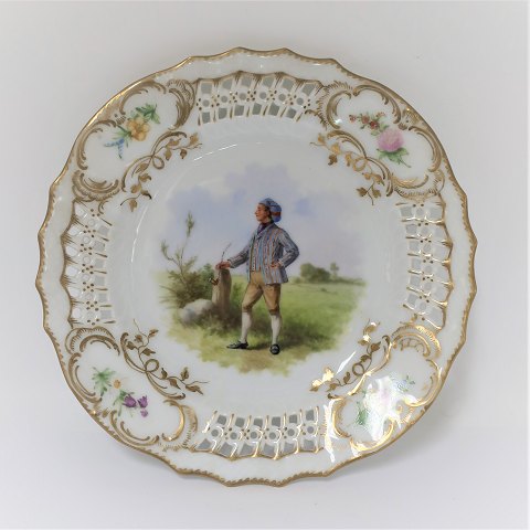 Royal Copenhagen. Tallerken med gennemskåret roset. Diameter 19 cm. Motiv ; Mand fra Fyn. Produceret før 1923.