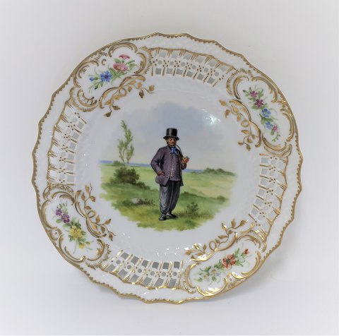 Royal Copenhagen. Tallerken med gennemskåret roset. Diameter 19 cm. Motiv ; Bonde fra Amager. Produceret før 1923.