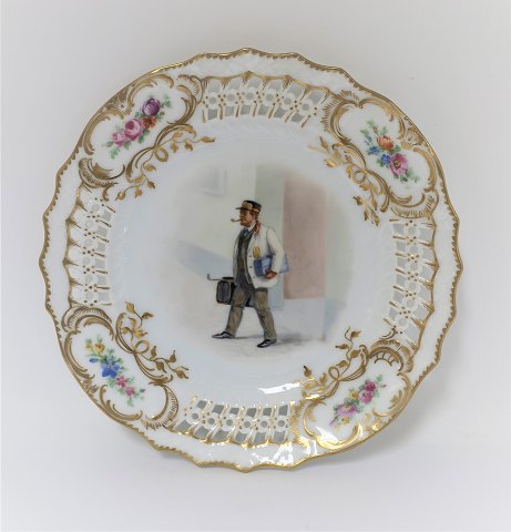 Royal Copenhagen. Tallerken med gennemskåret roset. Diameter 19 cm. Motiv ; Bybud. Produceret før 1923.