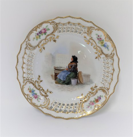 Royal Copenhagen. Tallerken med gennemskåret roset. Diameter 19 cm. Motiv ; Kone fra Gammel strand. Produceret før 1923.