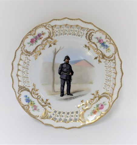 Royal Copenhagen. Tallerken med gennemskåret roset. Diameter 19 cm. Motiv ; brandmand. Produceret før 1923.