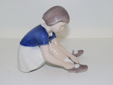 Bing & Grøndahl figurPige binder sko