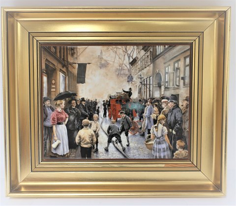 Bing & Grøndahl. Porcelæn maleri. Motiv af Paul Fischer. Ild i Skindergade.  Størrelse inclusiv ramme, 40*33 cm (lille afslag på rammen). Produceret 1750 styk. Dette har nummer 660.