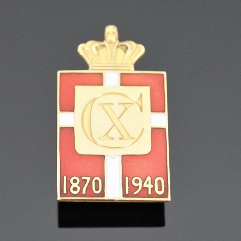 Georg Jensen, Arno Malinowski; Kongemærke i 14 kt. guld med emalje, til knaphul.Sælges med original æske.