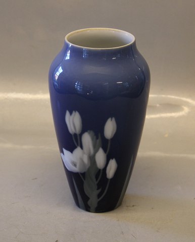Bing & Grøndahl B&G 4256-45 Dyb blå vase 17 cm dekoreret med vintergækker