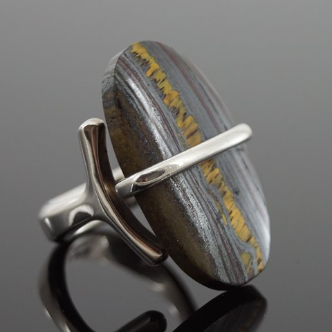 Georg Jensen, Vivianna Torun Bülow-Hübe; Ring  af sterlingsølv med forstenet træ #190