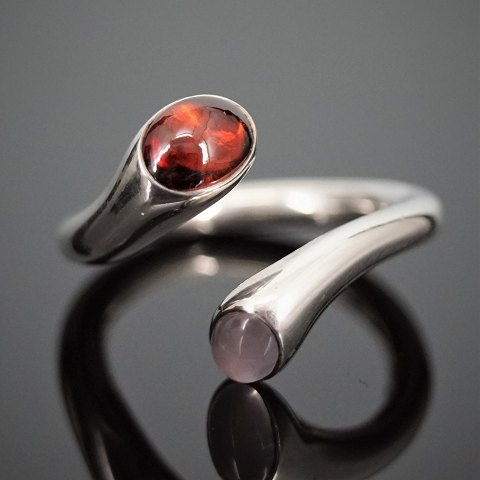 Georg Jensen, Regitze Overgaard; "Carnival" ring af sterling sølv med granat og rosakvarts #263