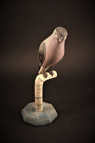 Decorative, old Swedish bird in carved wood with paint. Height: 21cm.
