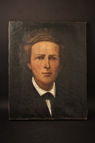Dekorativt , gammelt oliemaleri , malet på lærred af ung mand.39,5x31cm.