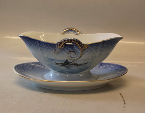 11309-311 Grøndlanske motiver Sovsebåd - sauce ca 3.5 dl / 11 x 24 x 15 cm (008) Kajakroer - Qajartottoq B&G Grønlandske motiver Kalaallit Nunaanni pingortitaq med guldkant