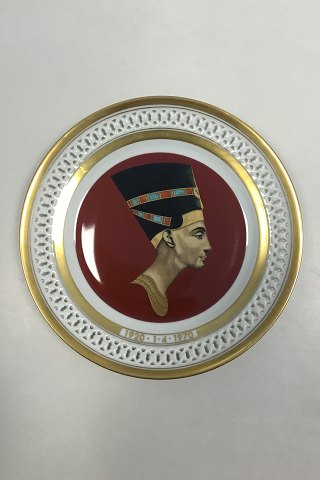 Bing & Grøndahl Platte med Profil af Nefertiti. Med gennebrudt kant og guld. No 26A