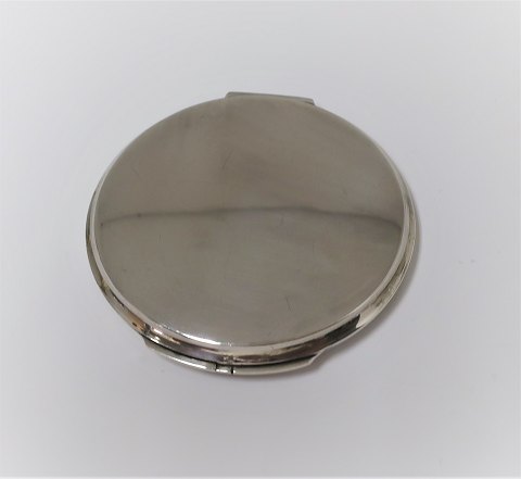 Georg Jensen. Sølv pudderdåse. Sterling (925). Diameter 8 cm. Model 277B. Design Harald Nielsen.