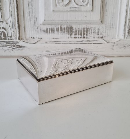 Cigarette box in silver