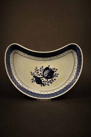 Royal Copenhagen - Aluminia Tranquebar / Trankebar fajancehalvmåne formet fad. 23x14cm. RC# 11/1115.
