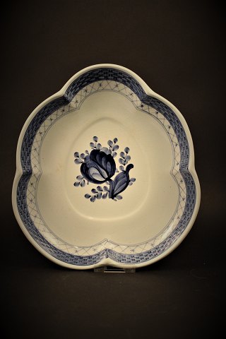 Royal Copenhagen - Aluminia Tranquebar / Trankebar fajancebladformet asiet . H:3,5cm. 20x18,5cm.RC# 11/924.
