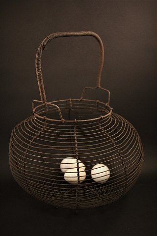 Large old French egg basket in fil de fer with a really fine patina.H:40cm. Dia.:32cm.