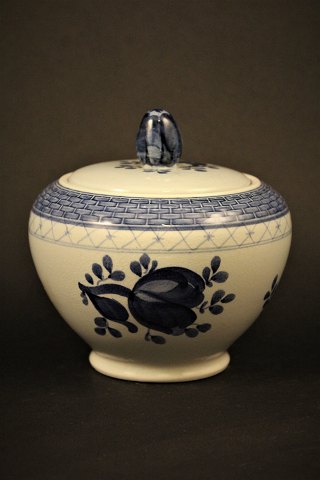 Royal Copenhagen - Aluminia Tranquebar faience sugar bowl with lid. H:12cm. Dia.:12cm.RC# 11/1132.