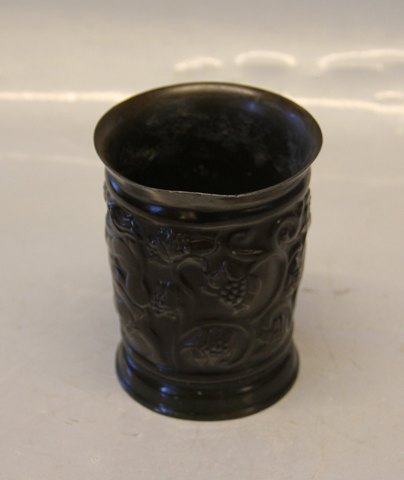 Krus - Vase 12 x 9 cm  D 159 Disko Patineret metal med ornamentik personer  mellem blomster Just Andersen