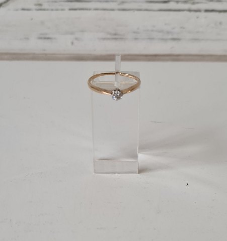 14 kt guld ring med european cut diamant på 0,1 ct.