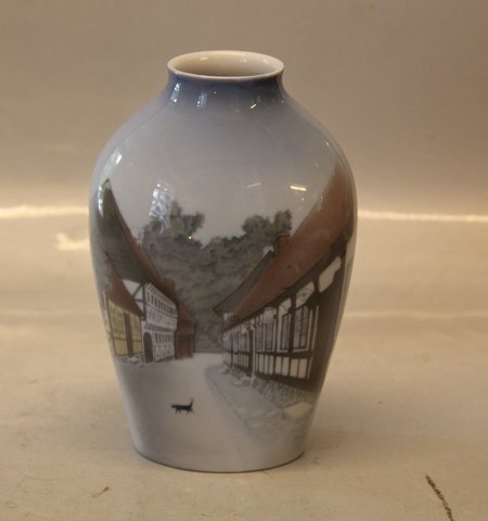 B&G 1302-6238 Vase - Bindingsværkshuse 19 cm fra Den Gamle By ? Eller Mariager? Bing & Grøndahl