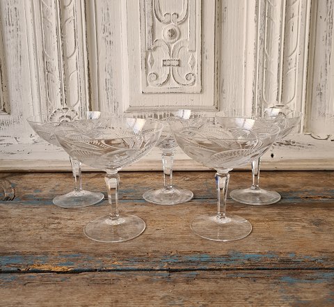 Sæt på 5 champagneskåle i krystal med smukke slibninger