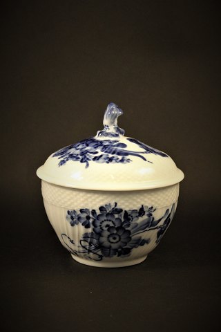 Royal Copenhagen Blå Blomst Svejfet sukkerskål med låg.H:13cm. Dia.:12cm. RC# 10/1679.