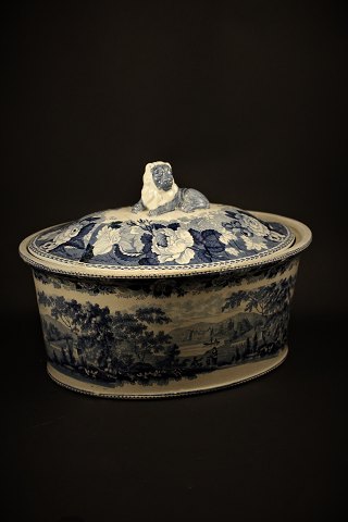 Antik oval , svensk 1800 tals Rørstrand postej terrin i fajance med blå glasur med landskabs motiver og liggende løve på toppen af låget.