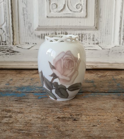 Royal Copenhagen At Nouveau vase med gennembrudt kant, dekoreret med rose no. 219/160