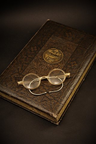Gammel brilleæske "Modern Eyewear" fra gammelt brille firma "Bausch & Lomb" Inkl. 4 stk. gamle briller...