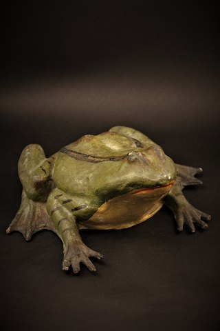 Old French painted pap-maché frog from the late 1800s with a fine old patina. H:11cm. L:21cm. W:23cm.