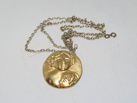 Royal CopenhagenGuldvedhæng med to børn med sølvhalskæde fra 1960-1970