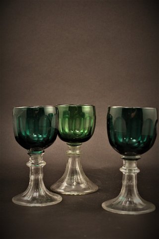 Gamle , 1800 tals hvidvins glas med fine slibninger i grøn farve med klar fod. Højde:13cm. Dia.:6cm.