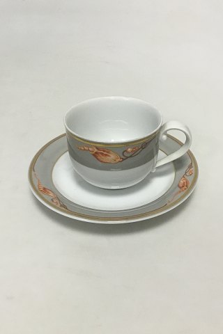 Royal Copenhagen Magnolia, Grå med rød dekoration Kaffekop med underkop No 072/073