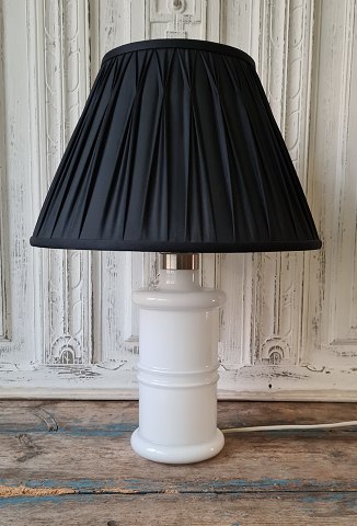 Holmegaard Apotekerlampe i hvid opalglas.Højde inkl. fatning 32 cm.