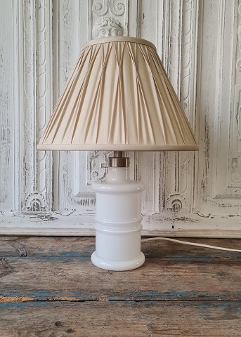 Holmegaard Apotekerlampe i hvid opalglas.Højde inkl. fatning 28 cm.