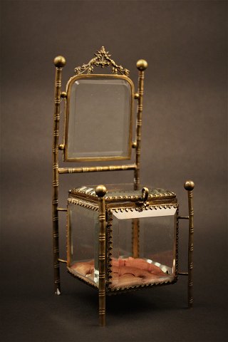 Gammelt fransk smykkeskrin i glas og bronze med silkepude og en fin gammel patina , lavet som en lille stol , super fint !Måler:H:19cm. L&B:7x7cm.