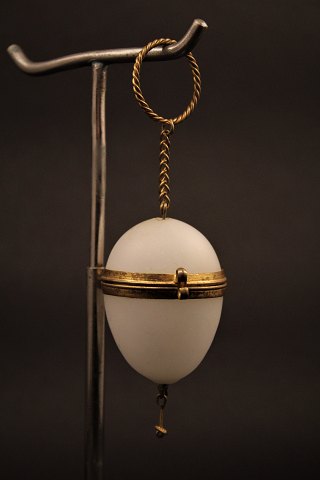 Dekorativt 1800 tals parfume æg i hvidt opalglas med bronze monteringer og lille kæde. H:5,5cm. Dia.:3,8cm.