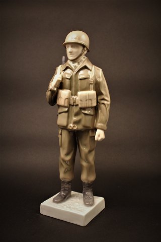 Gammel Bing & Grøndahl porcelænsfigur af soldat.Dekorations nummer: 2444. 1.sort. H:29,5cm.