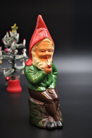 Gammel bemalet terracotta nisse fra 50érne.Højde: 19cm.