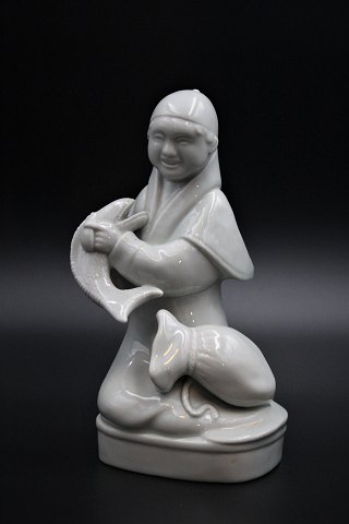 Royal Copenhagen porcelænsfigur af "Fisker med sin fangst" i Blanc de chine af Georg Thylstrup. H:18cm.