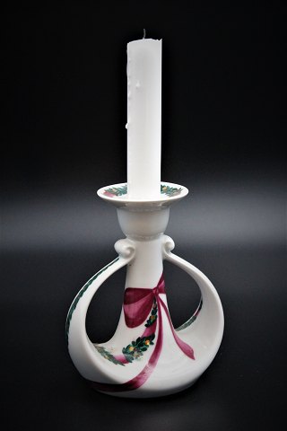 Royal Copenhagen "Jingle Bells" julelysestage i porcelæn med julemotiv.Højde:13cm.