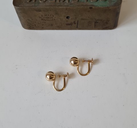 Vintage kugle øreskruer i 8 kt guld af Hermann Siersbøl