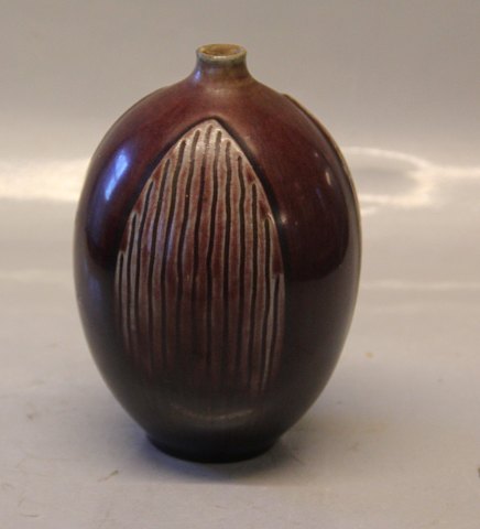 21988 RC Small vase with relief 15.5 cm Gerd Boegelund January 1963 Ox Blood glaze Royal Copenhagen Art Pottery