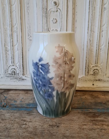 B&G vase smukt dekoreret med hyacinter no. 8562/2 24,5 cm.