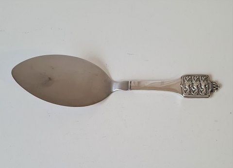Serveringsspade i sølv dekoreret med Danmarks rigsvåben produceret hos Cohr i 1944