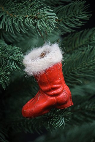 Gammelt julepynt til juletræet i form af bemalet støvle lavet af pap.Højde:8cm. L:6,5cm. B:3,5cm.