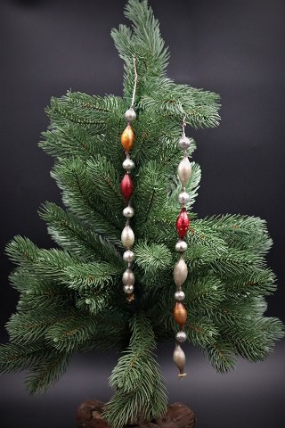 Gammelt julepynt til juletræet , små farvet glaskugler på snor.L: 30cm. & 22cm.