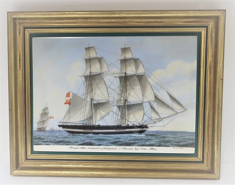 Bing & Grøndahl. Porcelæn. Danske skibsportrætter. Billed af Briggen "Sara". Mål : Bredde 38* 30 cm. Der er produceret 3500, og denne er no. 498.