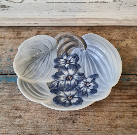 B&G Art Nouveau skål designet af Effie Hegermann-LindencroneSmukt dekoreret med Saintpauli i relief no. 1167