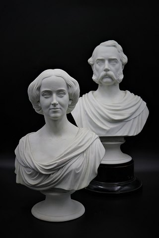 A pair of 1800s busts from Royal Copenhagen in biscuit by King Chr.d.IX & Queen Louise. H: 31.5 / 31cm.